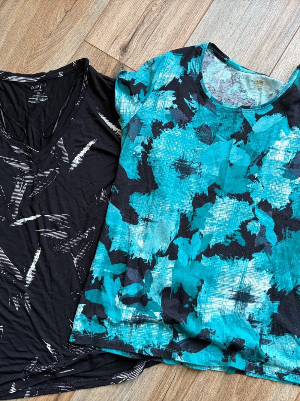 Bundle of 2 Ladies APT 9 Essentials short sleeve shirts extra large